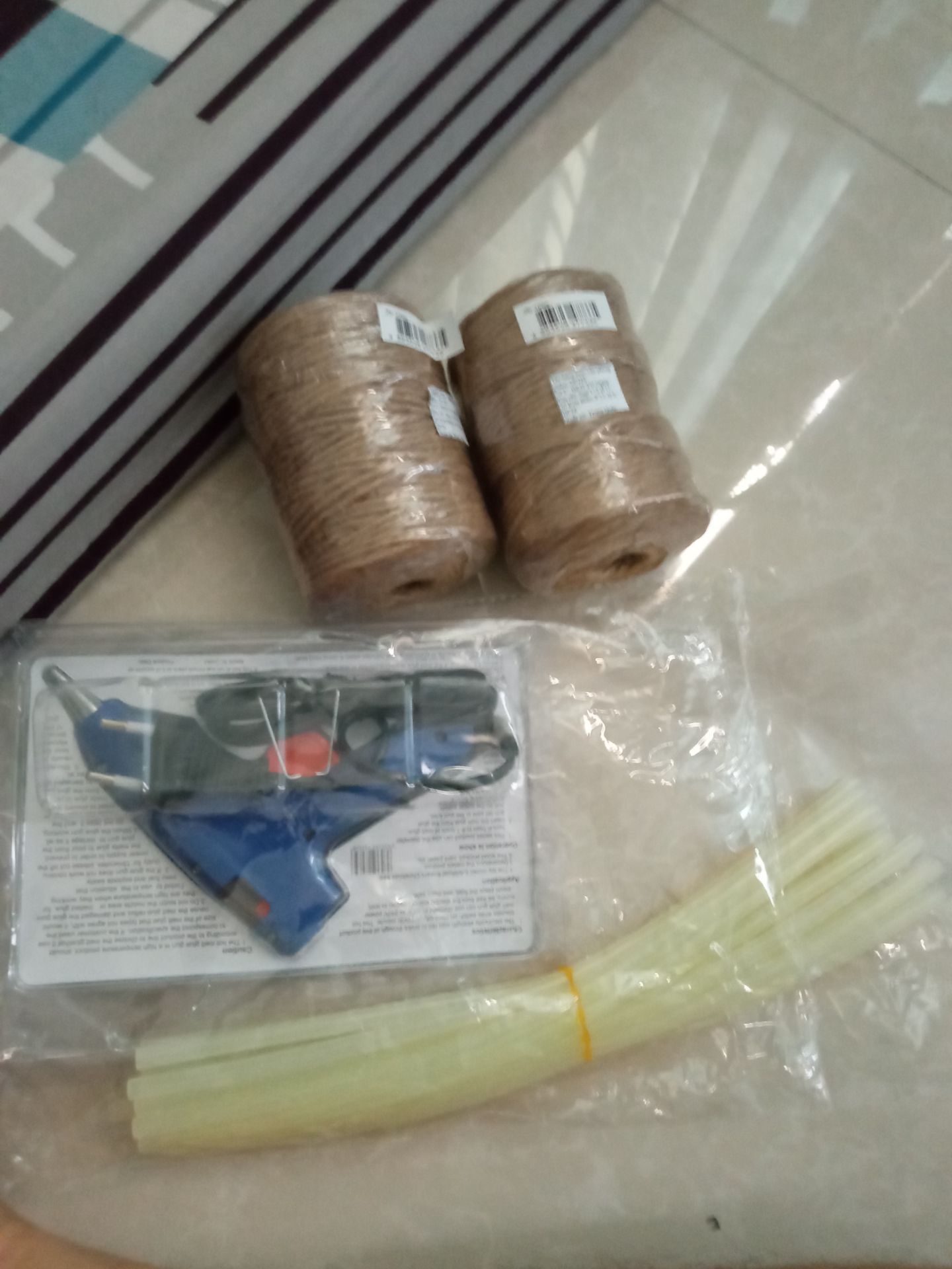 Với mức giá này thì cảm thấy em này ổn. Nhỏ nhỏ tiện tay dễ decor vật dụng nhỏ trong nhà. Còn đc tặng thêm 15 cây keo. Đánh giá : khá phê