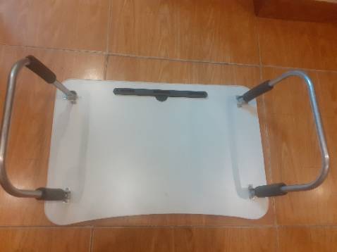 Ưu điểm: Bàn học đẹp, mặt phẳng nhẵn, đúng màu, nhìn sang trọng. Nói chung đúng như trong hình mà shop đăng. 

Nhược điểm: Mình chọn sai từ khâu thiết kế, vì chân bàn kiểu gập cong này không vững chãi dù đặt ở trên nền sàn cứng hay trên giường, dập dềnh như bập bênh,nên nếu để đồ vật (laptop, cốc nước....) lên thì lúc nào cũng phải chú ý kẻo bị trượt đổ.