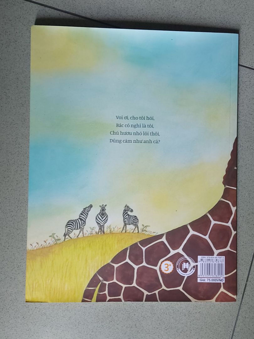 Sách cũ, bám bụi và cong mép!