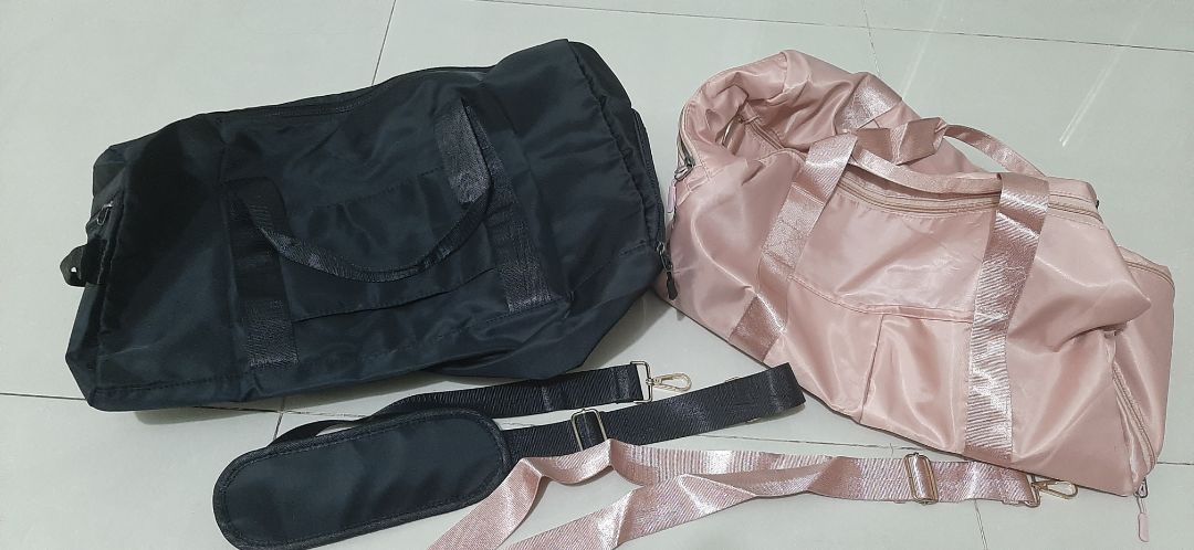 Mua 2 cái nhưng 1 cái thiếu miếng lót quai đeo, mình đã đt tiki gần 1 tuần vẫn chưa thấy phản hồi. Túi đẹp đường may chắc chắn, thiết kế rất tiện dụng,nhưng cách làm việc của shop mình không hài lòng.