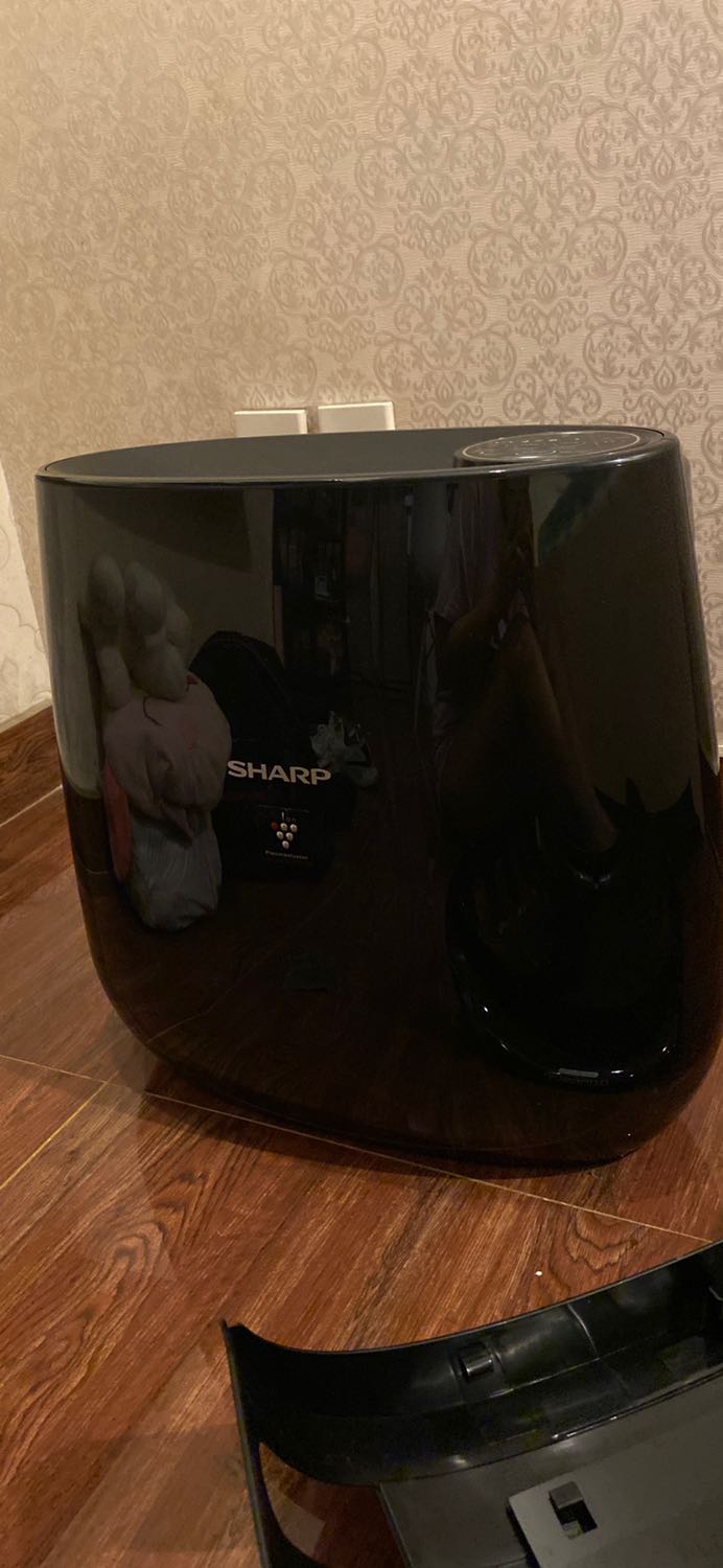 Máy lọc được bụi khá, nhưng mình vẫn cảm thấy nếu chỉ 1 máy cho 1 căn phòng, tại 1 vị trí nhất định là không đủ. Vì có những nơi trong phòng bụi vẫn còn. Nhưng bất ngờ nhất là chức năng bắt muỗi, bắt được muỗi thiệt cả nhà ơi ?? 10 điểm