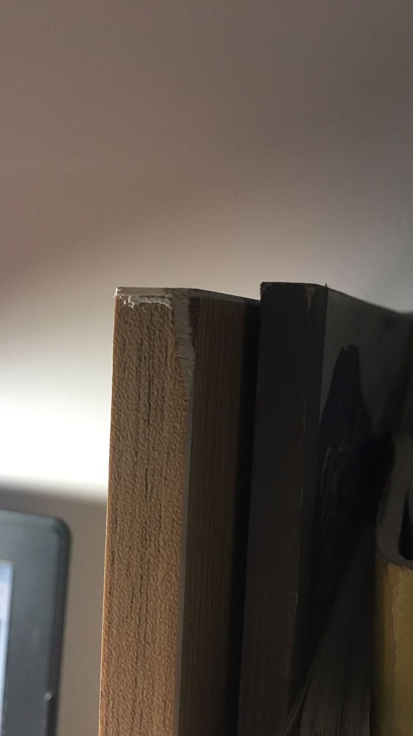 Màu đẹp, miếng gỗ chắc chắn, lắp ráp dễ dàng. Hình mình chụp có một số lỗi gia công nhỏ, miếng gỗ lắp vô có hơi không khớp nhưng không ảnh hưởng gì nhiều. Với mình chất lượng sản phẩm như vậy là hợp với mức giá rồi.