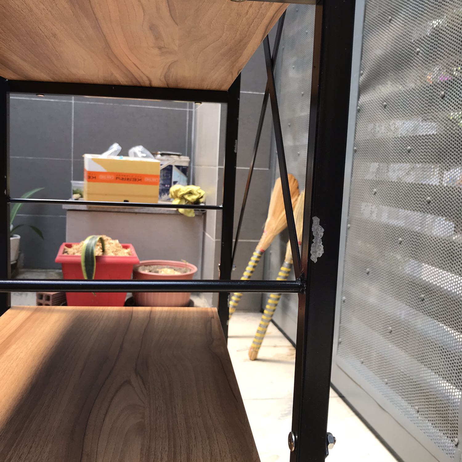 Kệ ok chắc chắn tuy nhiên không phải sơn tĩnh điện nên rất dễ bị trầy. Nếu là sơn tĩnh điện hoặc sơn dành cho sắt mã kẽm thì rất tuyệt vời Góp ý thêm là nên có thêm nắp chụp ở trên ống sắt cả bố chân thay vì chỉ có 2 chân