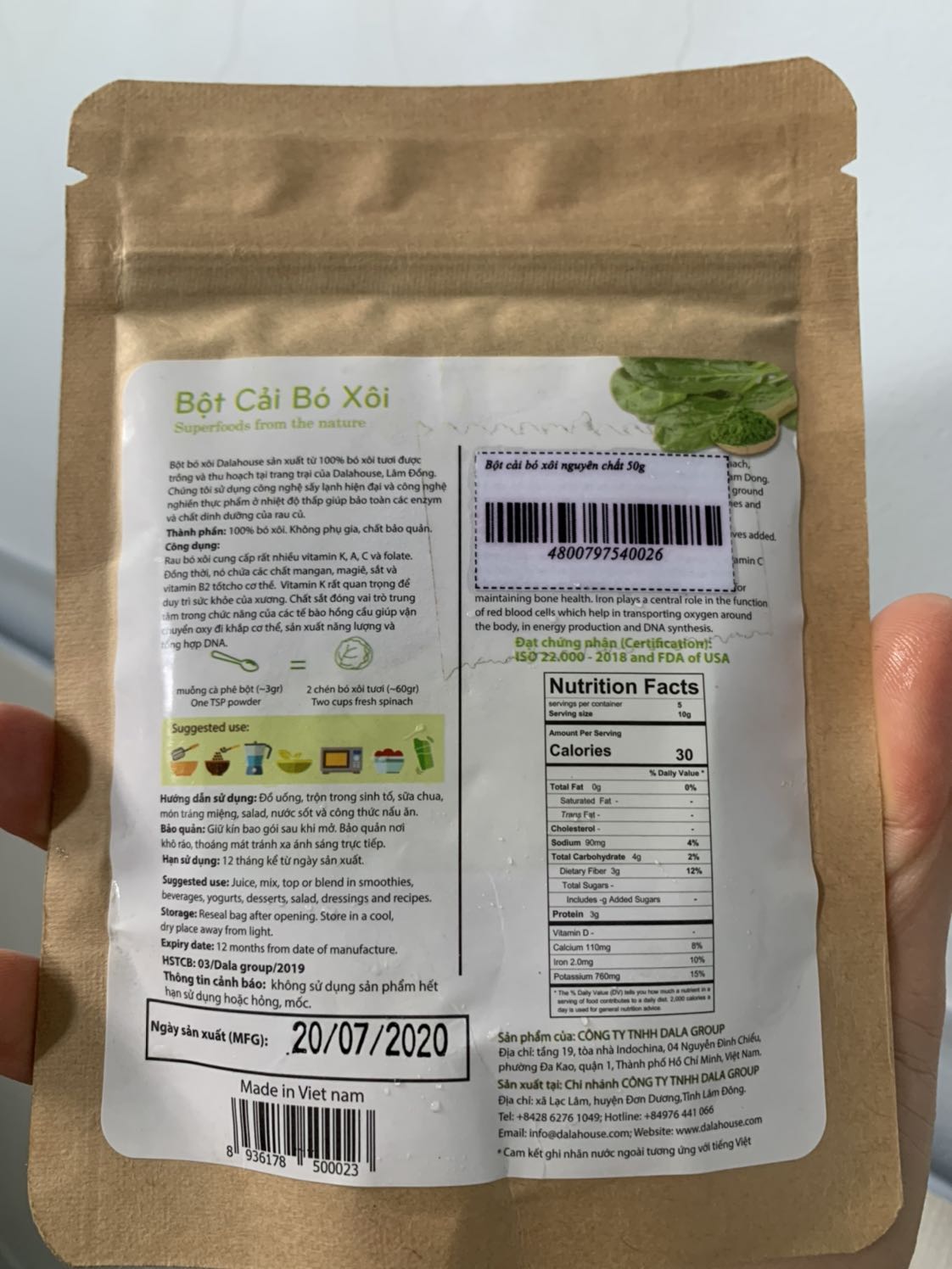 Shop giao hàng date quá cũ, bột vón cục và mất luôn màu xanh, bỏ thì uổng mà lại không dám uống