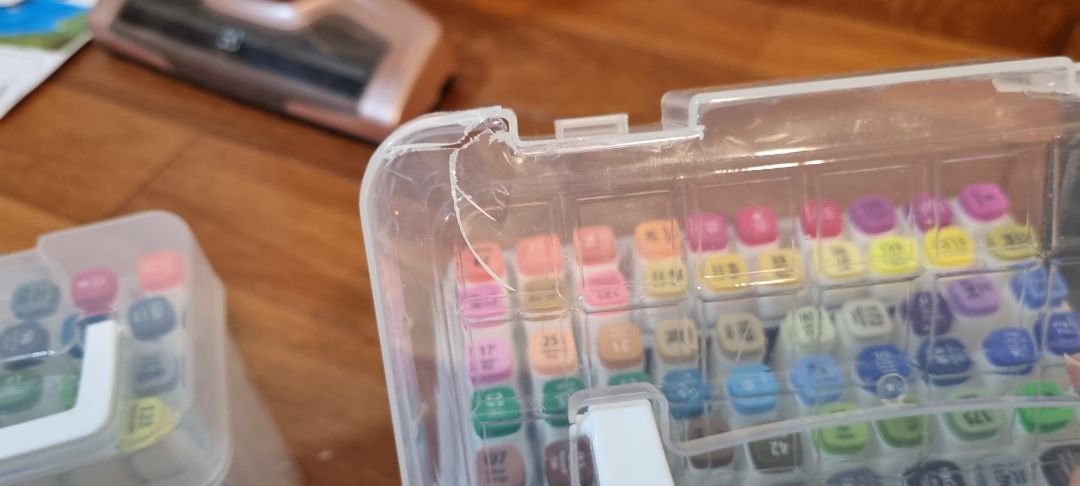 hộp màu bị vỡ. yêu cầu đổi trả lại