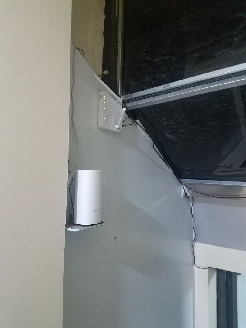 mình đặt hàng gần tết nên hàng giao chậm 1 chút, cứ tưởng phải sau Tết mới giao nhưng k ngờ nhận được hôm kia. Cài đặt khá dễ dàng, tải app và làm theo hướng dẫn là được. Nên đặt các cục deco gần nhau chút để nó nhận ra nhanh hơn. Kết quả thì rất tốt, boost tốc độ lên gần gấp 2 so với bắt trực tiếp từ modem wifi. Có điều là mình không thấy tem bảo hành.