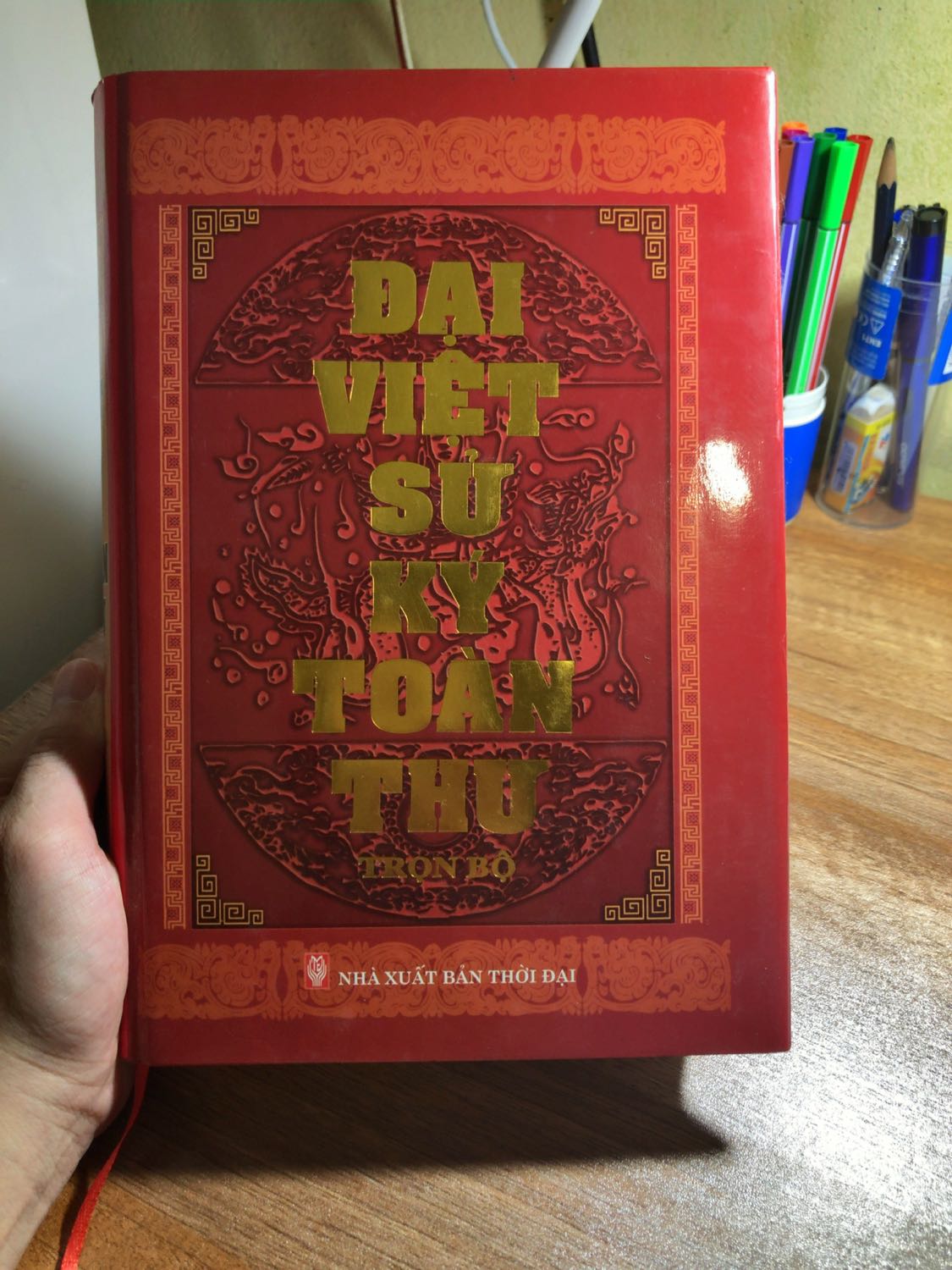 Mình mua quyển này cũng khá lâu rồi. Đọc thấy hay vô cùng, kiến thức lịch sử quả thật cần thiết, người Việt rất lười tìm hiểu lịch sử. Cũng hơi buồn!
Sách đẹp, nội dung hay, kiến thức bổ ích. Mọi người nên sắm cho mình 1 quyển, nhất là để dạy con cháu sau này về lịch sử nc Việt.