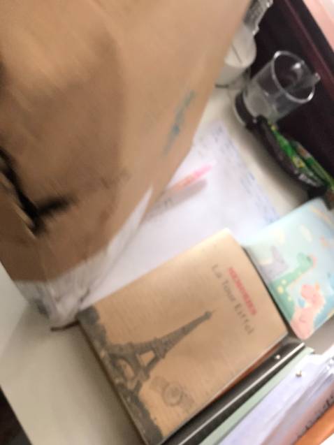 Tiki giao hàng cho mình mà họp ngoài bị rách thậm tệ luôn, nếu không nhờ cuốn này là bìa cứng thì chắc sách cũng bay màu rồi. Bìa cứng mà ngay gáy sách còn một đường sắp rách tới nơi. Nhưng bù lại, sách đẹp, trình bày thấy rất hệ thống và bắt mắt, nội dung cụ thể mình chưa đọc nên chưa biết được thế nào nữa. Được tặng móc khóa, giao hàng khá nhanh. Hy vọng Tiki có ghi chú cụ thể và đảm bảo trân trọng sách chút chứ mấy đơn rồi mình rất thất vọng khi nhận hộp gói sách luôn trong tình trạng rách nát, lủng lỗ toác ra luôn.