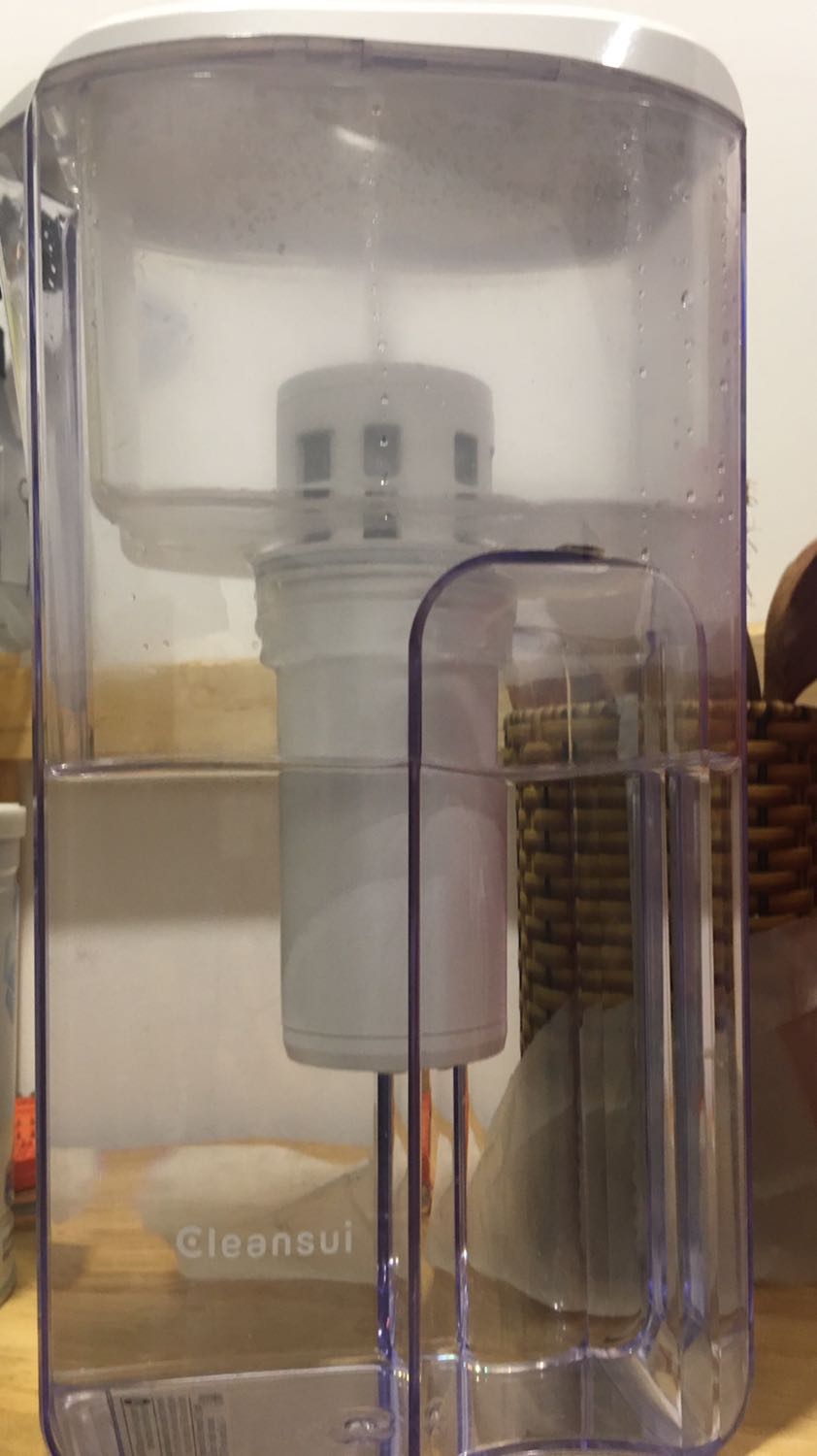 Sau 1 thời gian sử dụng mình cảm thấy tương đối hài lòng với sản phẩm này. Nước khi hứng từ vòi và nấu chín nếu ko lọc vẫn có mùi như thuốc tẩy nha, nhưng mà lọc qua sẽ hết, uống 2 loại nước thấy vị cũng khác nhau. Có điều hơi hao lõi, nên thay thường. Giả sử mà có bình to hơn sẽ ok hơn.