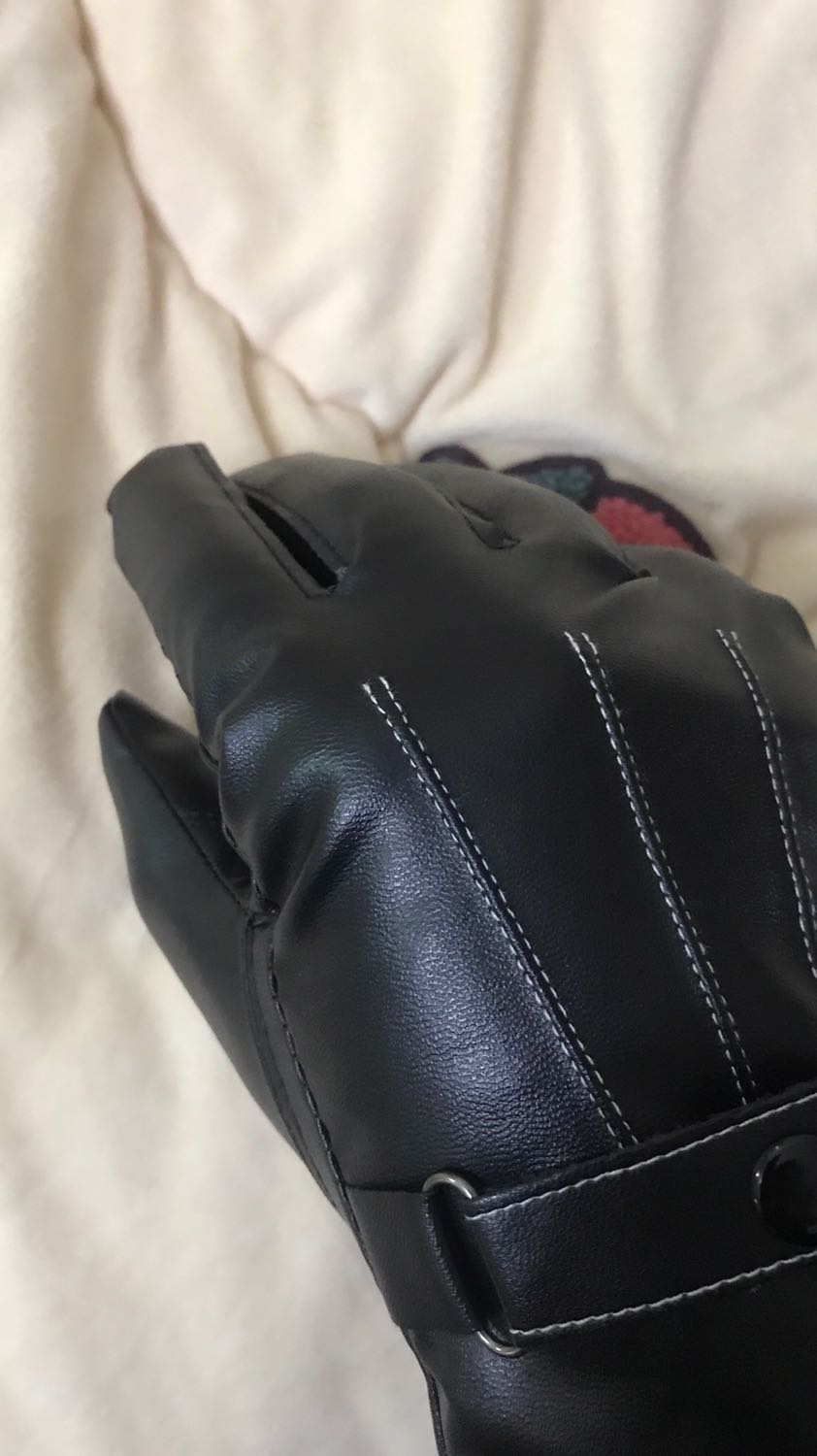 Găng tay da rất mềm. Độ co giãn cao, mặt bên trong có lớp lót lông đeo cảm giác êm tay và mềm mại. Hàng như mô tả cảm ứng điện thoại rất tốt. Đeo đi xe máy thì tiện lợi. Không sợ trời mưa. Đi mưa về lau cái là ok rồi. Sản phất tốt, ủng hộ shop 5 sao.