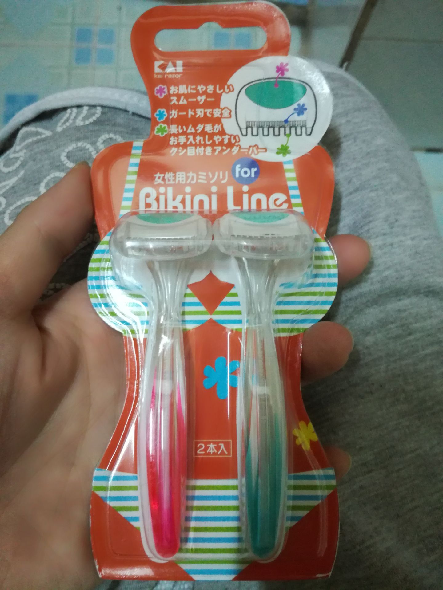 Nhận hàng lần 1 hơi thất vọng về sản phẩm vì đã bị xé rồi dán lại bằng băng dán rất cẩu thả. Nhưng sau khi đổi sản phẩm thì như hình, còn nhuyên tem mác, mới. Dùng thử thấy khá sắc. Nhỏ gọn tiện dùng.