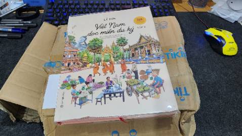 Không biết là sách bị lỗi ngay từ đầu hay do vận chuyển nhưng nhận hàng thấy rất không vui !!!