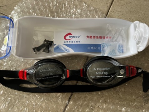 Đeo êm, thoải mái, kính ôm khít mặt, dây đeo chắc chắn. Mình đặt 4 độ, do xưa đeo kính 4,5 nhưng chắc lên độ rồi nên nhìn hơi mờ xíu. Hộp xịn và đóng gói chắc chắn cẩn thận Đeo êm, thoải mái, kính ôm khít mặt, dây đeo chắc chắn. Mình đặt 4 độ, do xưa đeo kính 4,5 nhưng chắc lên độ rồi nên nhìn hơi mờ xíu. Hộp xịn và đóng gói chắc chắn cẩn thận