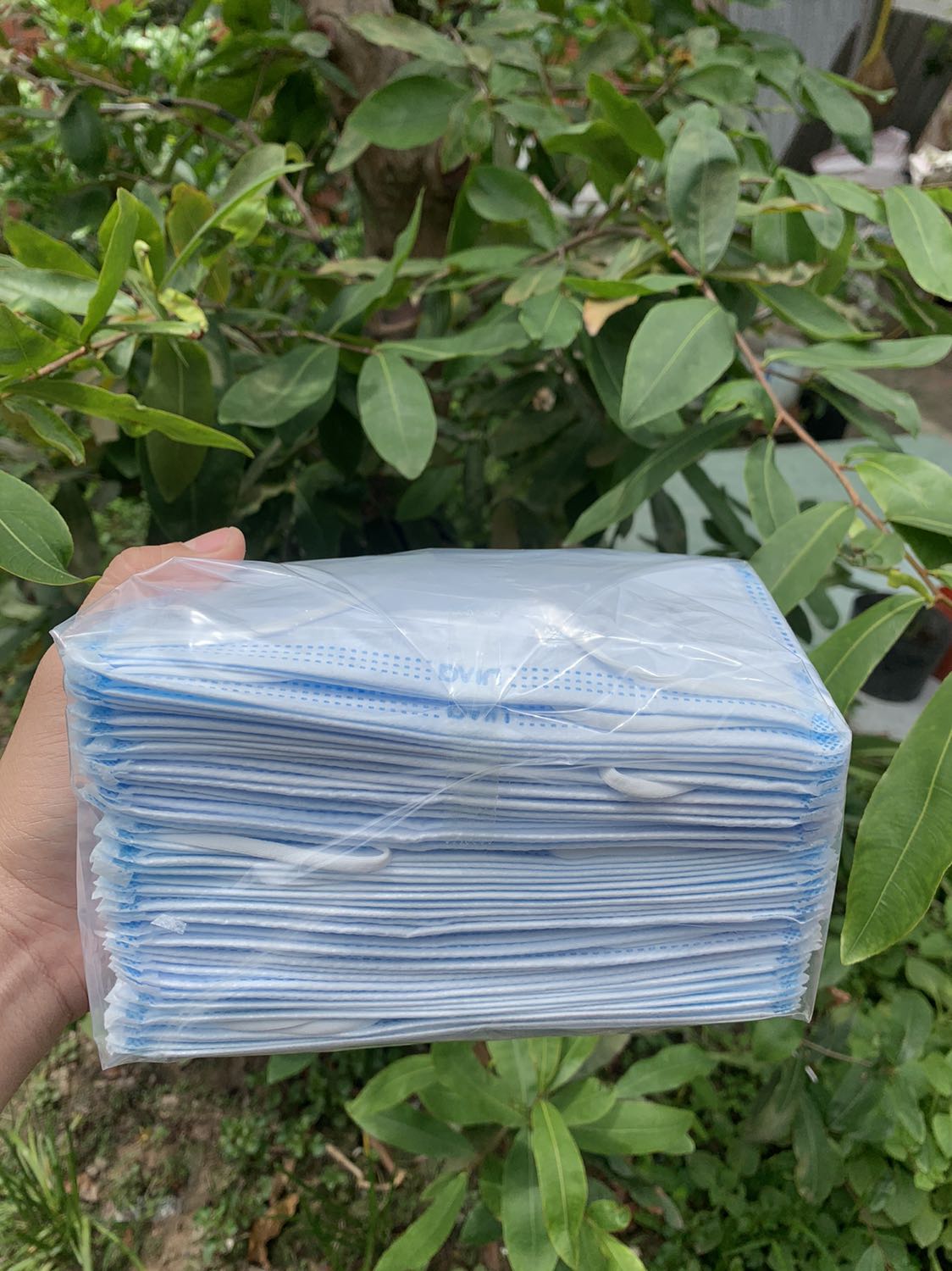 Tiki: Đóng gói hàng cẩn thận. 
Khẩu trang: hộp còn nguyên tem của nhà sản xuất, vỏ hộp đẹp, chất lượng, bên trong có thêm lớp bọc khẩu trang lại, quai đeo được dập chắc chắn, đeo lên mặt thì dễ thở, màu sắc khẩu trang cũng ok.