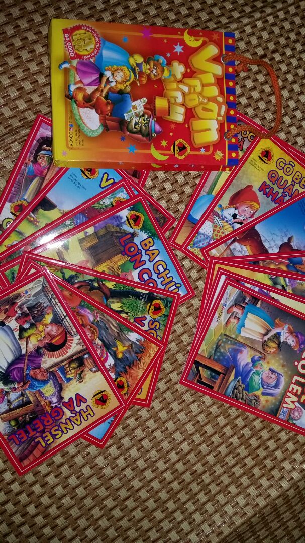 Bộ túi 14 cuốn xinh xắn, tranh vẽ đẹp, 1 truyện có 12 trang. Lớp keo dán mép túi bị khô nên bong ra, mình phải dán lại