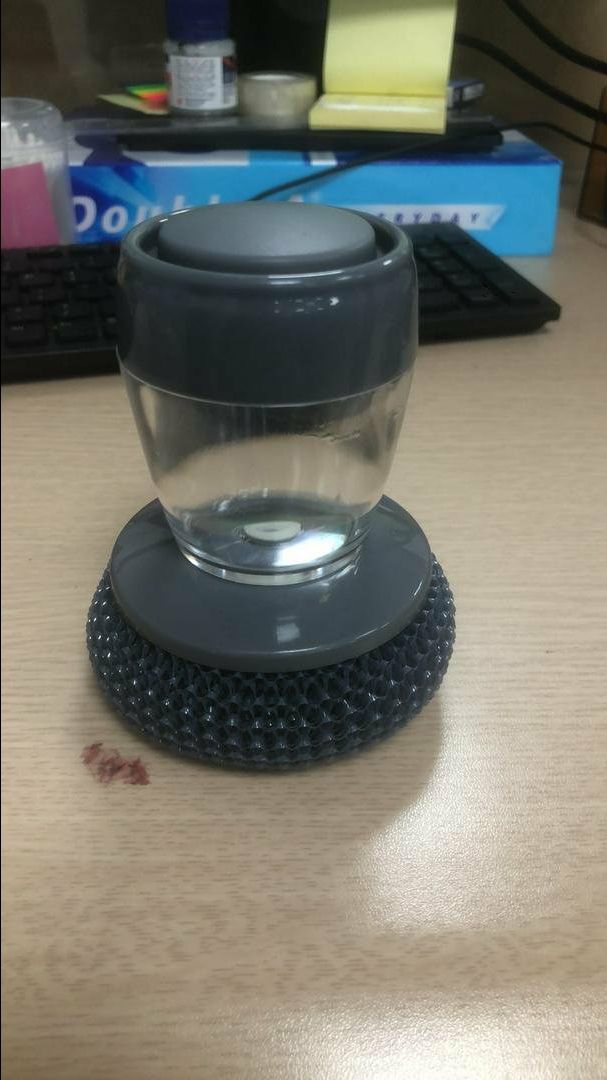 Cái này rất tiện nhé. Rửa sạch nồi nhưng lại không bẩn tay. Tiện cái nữa là cho được xà phòng vào mỗi lần dùng chỉ ấn cái là ra.