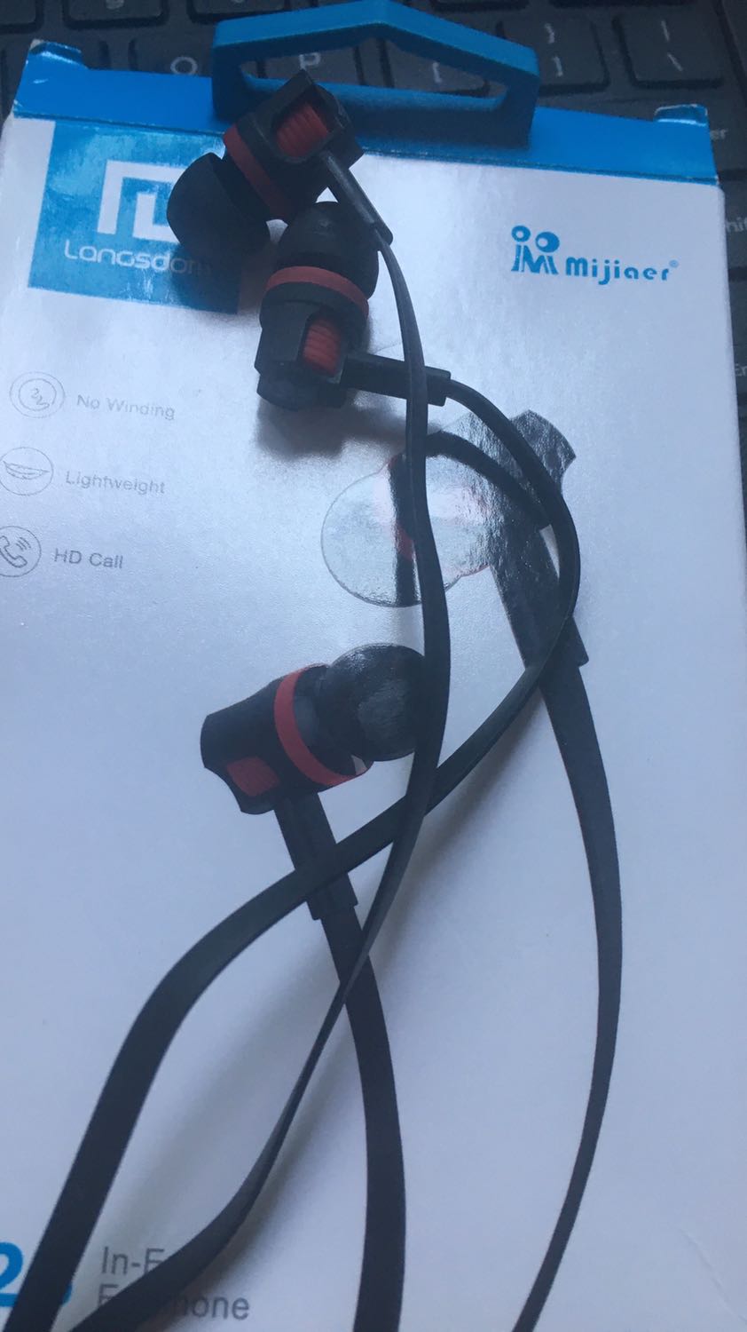 Nhét tai nhưng k thoải mái cho lắm, âm thanh ổn nma bị dày tiếng bass , với tầm giá này thì khá là oke. Nma a muốn trải nghiệm âm thanh tốt hơn thì mình nghĩ k nên mua