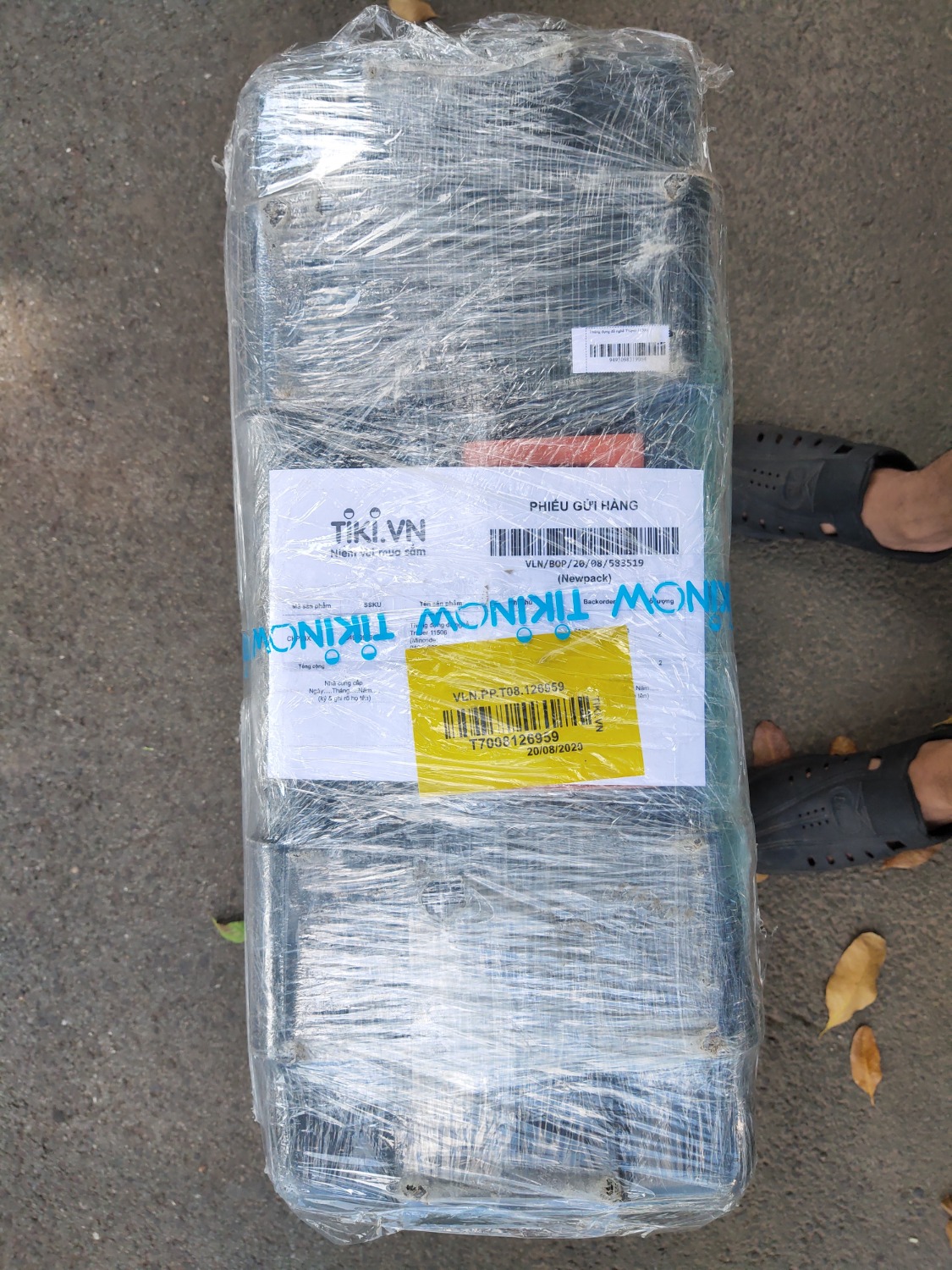 Hộp đẹp, chắc chắn và thể tích lớn. Nhà cung cấp bọc nylon khá kỹ nhưng cần đệm thêm phía trên/dưới  lớp mút hoặc bìa giấy vì đơn vị vận chuyển quăng quật làm trầy. Tiki lưu ý vấn đề này với bên vận chuyển.