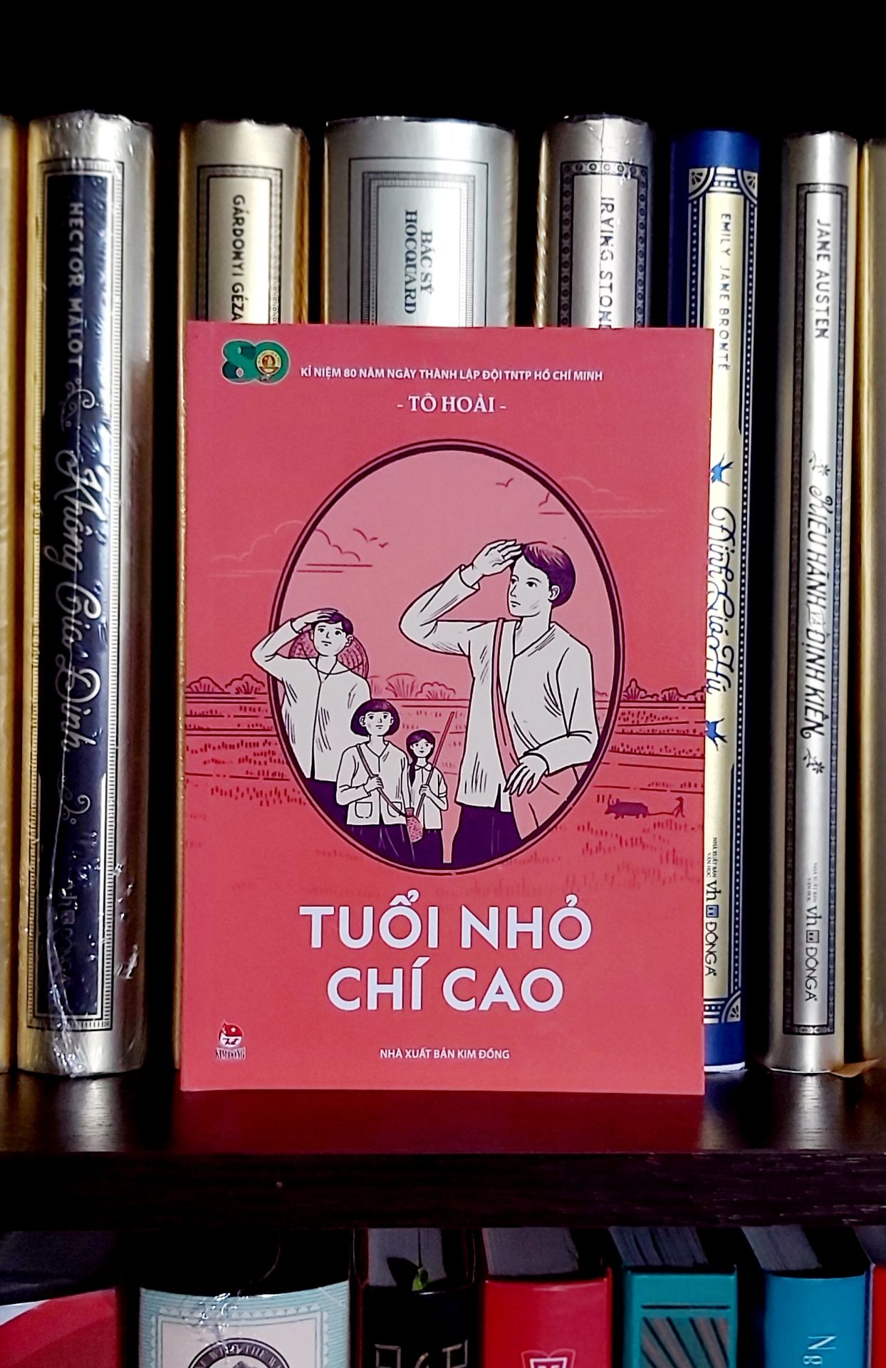 Sách mỏng, gọn nhẹ tiện lợi mang theo người. Nội dung ngắn gọn, ngôn từ đơn giản dễ hiểu với các bạn nhỏ bước đầu tiếp cận với sách lịch sử.
Dịch vụ Tiki trong đợt dịch này quá tuyệt. Like & thanks!