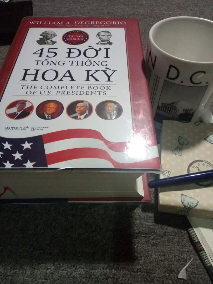 Nhân viên giao sách rất nhanh, vừa đặt hôm trước thì chiều hôm sau đã giao rồi. Dù chưa đầy một ngày nhưng mình rất háo hức. Sau khi đọc sơ qua vài trang thì mình băn khoăn liệu có quyết định sai khi bỏ ra 309k để mua một "tảng" sách dày hơn 1500 trang này không vì chữ toàn chữ. Sau một hồi thì mình tự nói lại rằng dù gì cũng đã mua rồi thì phải đọc cho xứng đáng với thời gian mình sẽ dành riêng để đọc nó (309k không thấm). Thật nếu như không có niềm đam mê đọc về những người từng ngồi vào chiếc ghế quyền lực nhất thế giới hiện tại thì chắc mình đem nó đi cho rồi :))