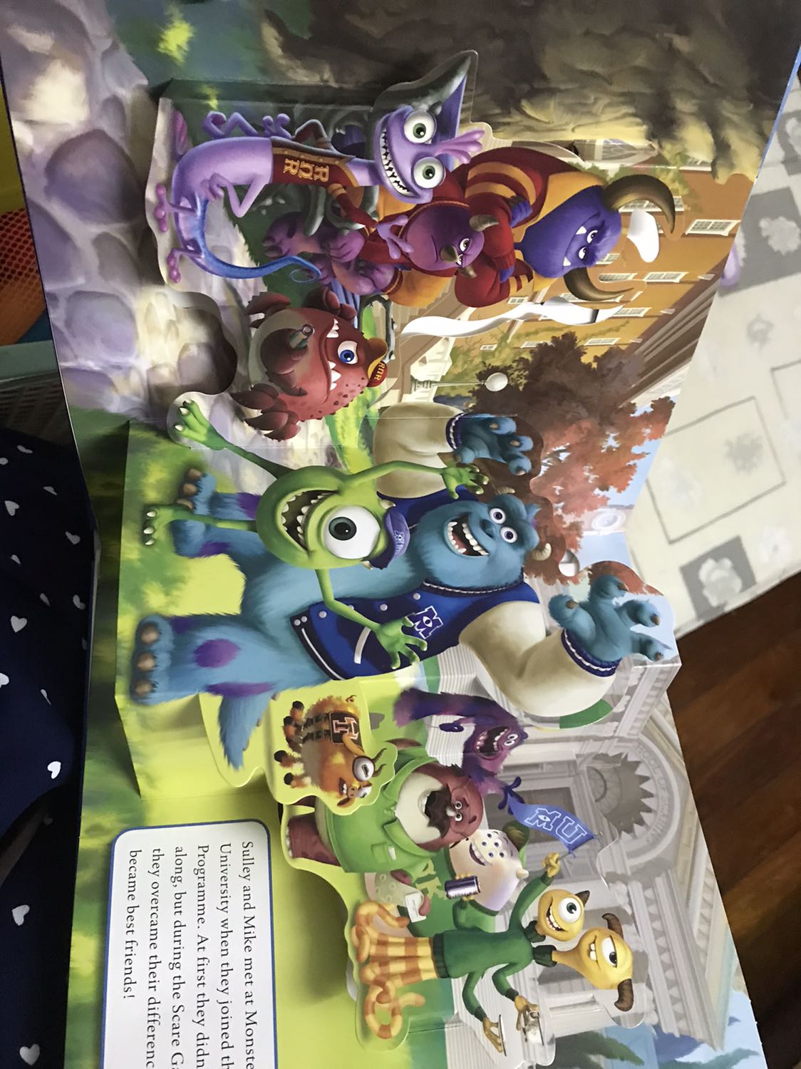 Cuốn sách pop up các cảnh trong phim Disney Pixar. Sách gồm 4 cảnh trong 4 phim: Toy Story, Monster Inc, The Incredibles, Finding Dory. Mình rất thích cuốn sách này.