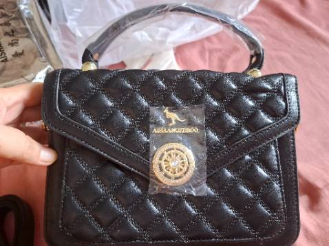 Túi đẹp, đáng tiếc là bị lỗi ở mặt trong túi 1 xíu