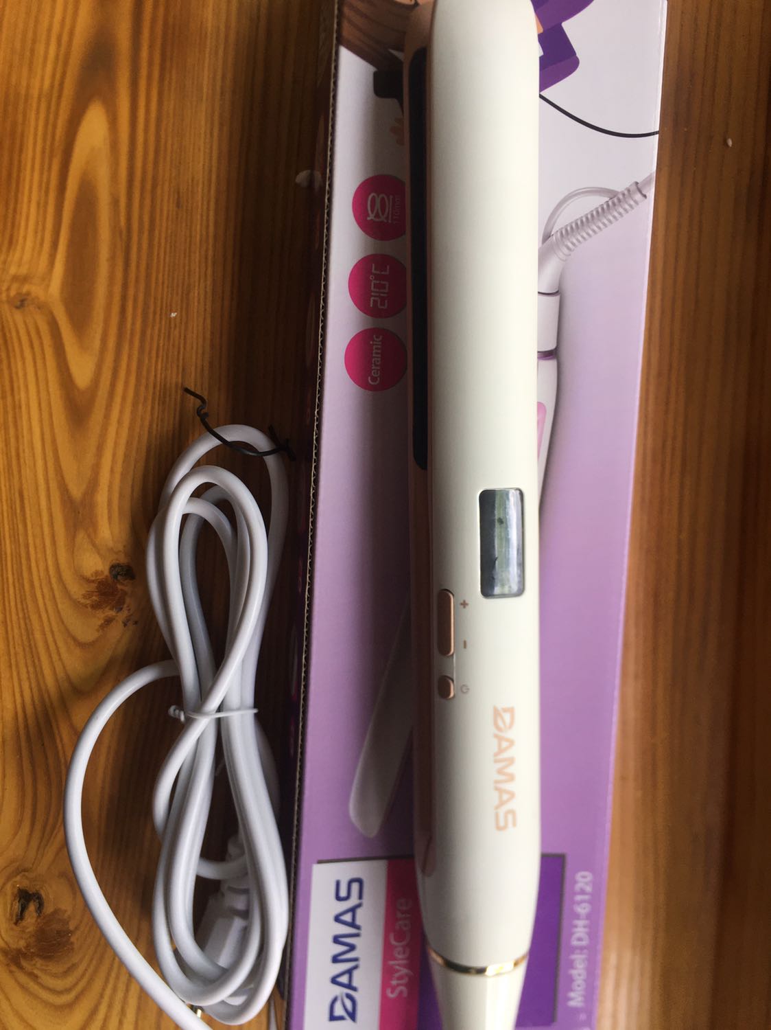 Shop giao đủ hàng 
Máy nhỏ gọn dễ mang theo 
Máy nhanh nóng, uốn tóc vào nếp rất nhanh 
Nếp tóc giữ được khá lâu nên không phải lo tóc nhanh duỗi nha các bạn
Máy có nhiều nhiệt độ để phù hợp với chất tóc của bạn
Nói chung là máy rất đáng tiền và nên mua nha các nàng
Món đồ quá là ưng ý