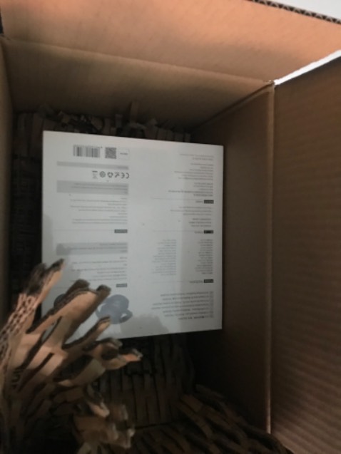 Shop gói hàng rất chắc chắn nha, chất lượng đúng với giá tiền. Có kèm theo dây để kết nối bằng dây thay vì bluetooth, khi hết pin thì dùng dây này cũng sạc được luôn, khá tiện