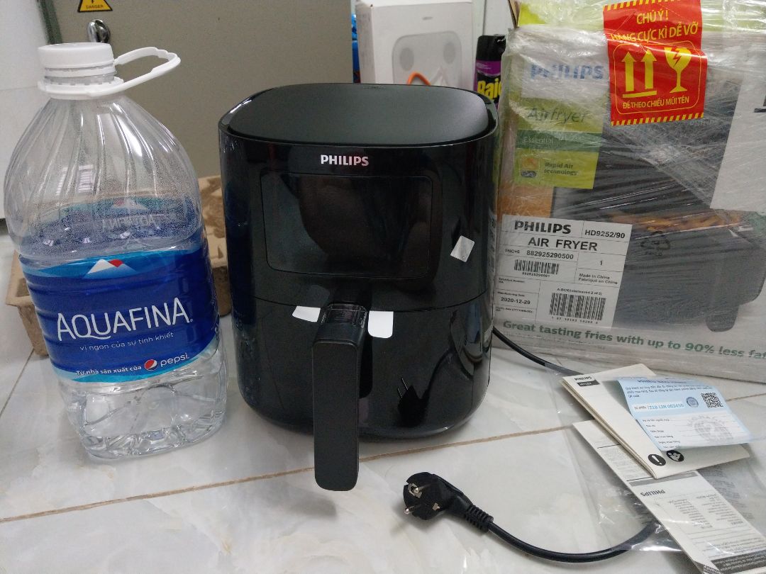 - Mình khui rất cẩn thận để kiểm tra thì rất buồn và không hài lòng ở chỗ: phía dưới đáy lồng chiên bị trầy xước khá nhiều, 2 vạch xước khá sâu ở chỗ hình cánh quạt, còn phía mé ngoài thì bị xước 1 lằn dài luôn, mình mua hàng mới vả lại có tráng lớp chống dính mà trầy xước kiểu này thật sự rất khó chịu và buồn lắm Tiki à.
- Mình còn giữ nguyên bao bì phiếu bảo hành, Tiki xem và đổi lại cho mình cái lồng chiên nào ko bị trầy xước đi (nếu khó quá thì không cần đổi hết cũng được giao đổi cho mình cái lồng thôi cho tiện)
- Tiki được 1 điều ok là giao hàng nhanh, đặt 9h mấy sáng thì 4h mấy chiều đã nhận được hàng.