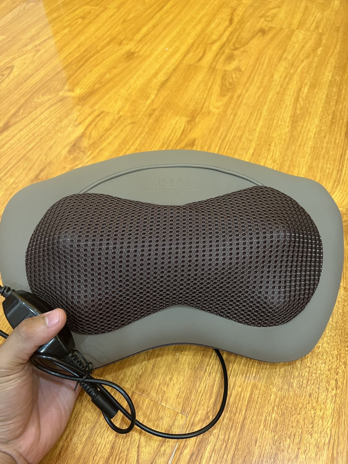 Sản phẩm đóng gói rất kĩ, chất liệu bằng da rất bền. Khác hẳn so với mong đợi của mình. Thấy công ty khá là uy tín. Sản phẩm còn có dây cắm với 1 dây không biết có tác dụng gì. Nhưng mà xài thấy rất ok và dễ chịu. Nếu có sử dụng sẽ ủng hộ shop tiếp