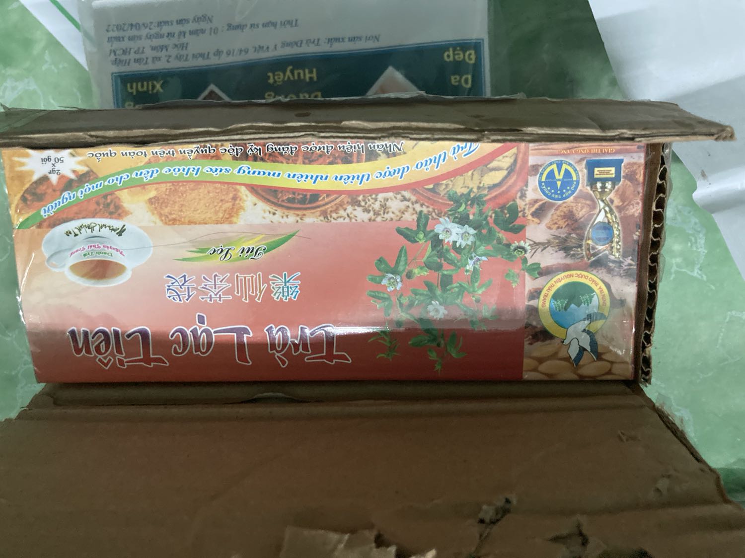 Đóng gói rất gọn và chắc chắn, giá rẻ nên túi lọc nhìn không ngon và đẹp như các túi trà lạc tiên khác, hy vọng uống thử sẽ ổn.