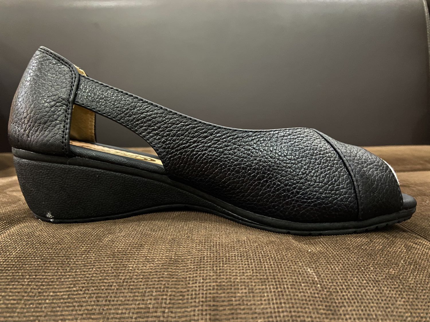 Thiết kế đẹp, thoáng, chất liệu tốt, mềm mại, chắc chắn. Mũi giày hở là một thiết kế phụ nữ ưa thích. Mang giày này rất tự tin. Giá hợp lý. Giày Việt Nam. Rất đáng mua.