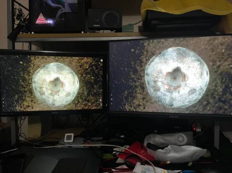 Hai anh em mua tặng ba. Ba cảm động và hài lòng.