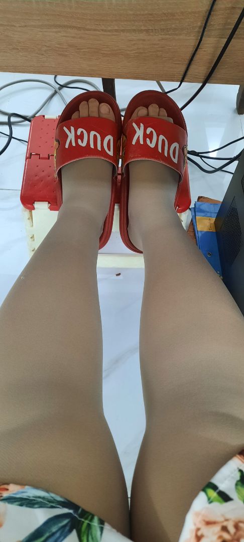 hình thức và giá tiền thì đáng mua.
Mình đã xài của hãng jobst, rẻ hơn 350k mà có đường màu sậm dọc giữa vớ, xài 7 tháng (mình mua 2 bộ) giờ đã giãn nhiều nên bỏ mua loại này.
chất lượng thì không hơn nhiều lắm, mới mang vào lỡ đụng cái chân bàn là xước liền, chả biết có tét ra thêm không. jobst mình cũng xài xước lủng lỗ, nó cứ tét dần và cũng có ả hưởng đến độ dãn của vớ. mn cẩn thận.
độ bền thì phải qua 6 tháng nữa mình mua lại sẽ cho mn biết. hihi