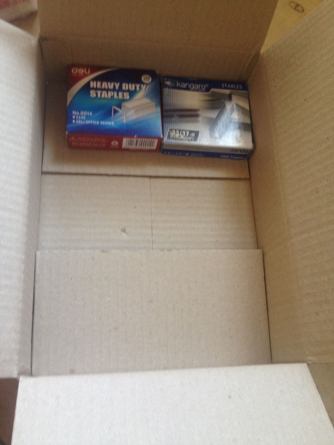 Mình đặt mua cả bấm kim và 2 hộp kim 23 dùng cho máy. Tiki bao gói rất tốt, có dán nhãn Hàng dễ vỡ. Góp ý: 2 hộp kim đựng vào trong hộp T2A rất lãng phí, chỉ cần bọc nilon xốp cũng được. Chất lượng sản phẩm tốt.