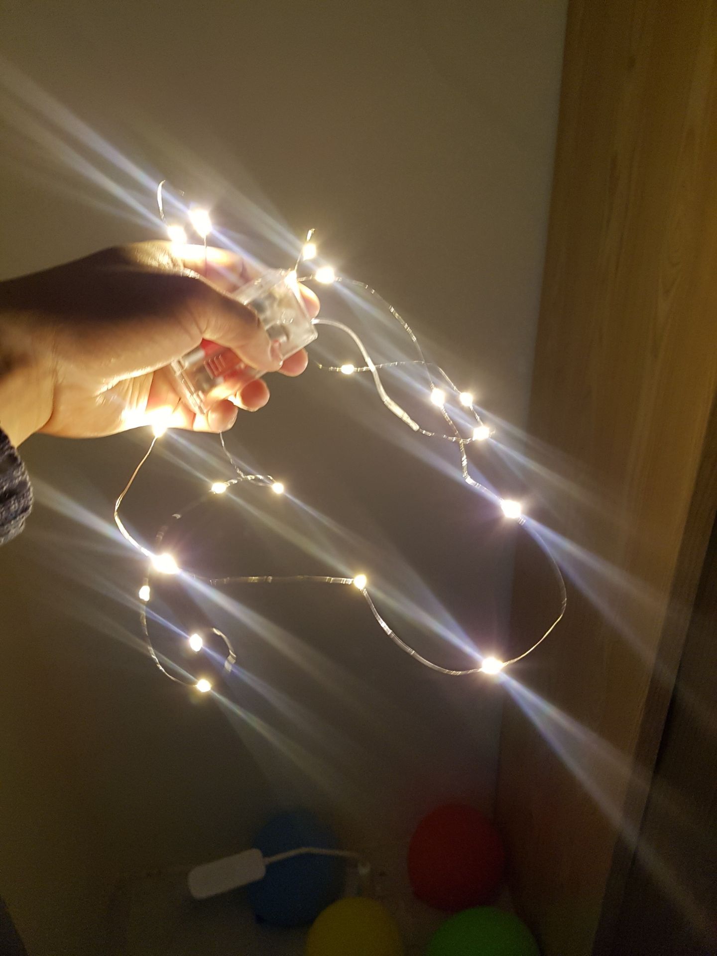 đóng hộp chuyên nghiệp, giao hàng nhanh, đèn trang trí phòng lung linh, dây đèn chắc chắn, bóng led thiết kế mới, lạ, nhìn giống đom đóm thật. nói chung thực sự đáng tiền. Mình sẽ mua thêm các mẫu khác nữa để trang trí nhà Tết này ạ