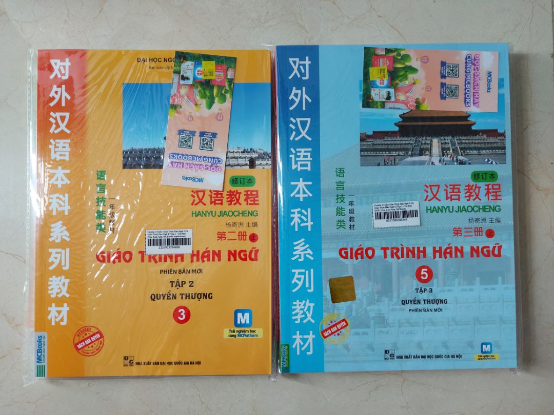 10/5/2***h sáng đặt, 1h trưa giao. Giao siêu nhanh, mặc dù tg dự kiến là 11/5/2023. Gói hàng đẹp, sách mới, k bị nhăn hay lỗi gì. Lúc 2021 có mua 2 cuốn đầu của Kaixin, giấy có vẻ vàng và dày dễ nhìn hơn. 4 cuốn mới mua của Mcbook giấy hơi mỏng và hơi trắng quá. Nói chung là ok