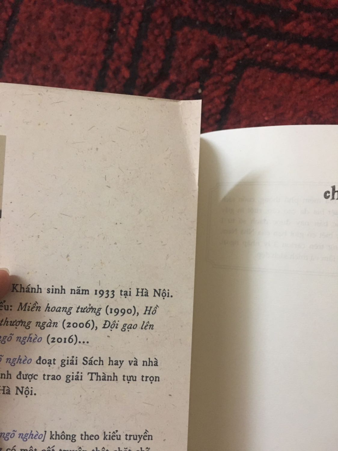 Điều thu hút mình đầu tiên khi nhìn vào quyển sách này là cái bìa, siêu siêu xinh luôn, cả bìa áo lẫn bìa ở trong! Nhưng buồn xíu vì bìa áo bị gấp vào 1 xíu và nó cứ bị thừa ra 1 chút kiểu gì ấy? Không thuận mắt cho lắm :((( Không bàn tới nd thì đây là tuyệt phẩm của cụ NXK rồi ❤️ Dịch vụ Tiki thì k chê vào đâu được!