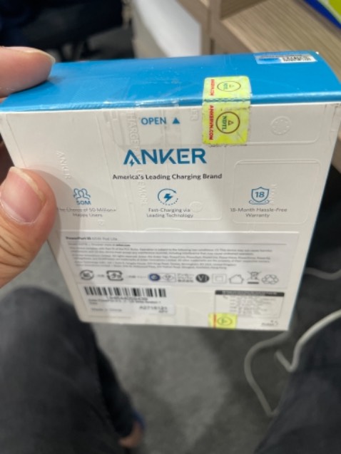 Từ bao bì đến hình thức bên trong có thể khẳng định đây không phải là hàng mới 100%, tem mác đã dc dán phủ lại, cục sạc có dấu hiệu đã sử dụng rồi. Chức năng sạc chưa *** xong