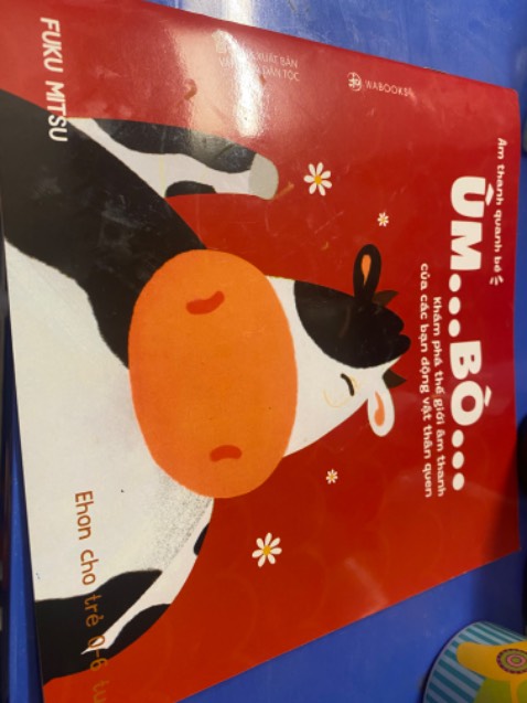 Sách sai lỗi chính tả, nội dung chữ không đúng với hình vẽ, màu mực in kém chất lượng, cắt gấp giấy lệch.
Đây là sách giả!