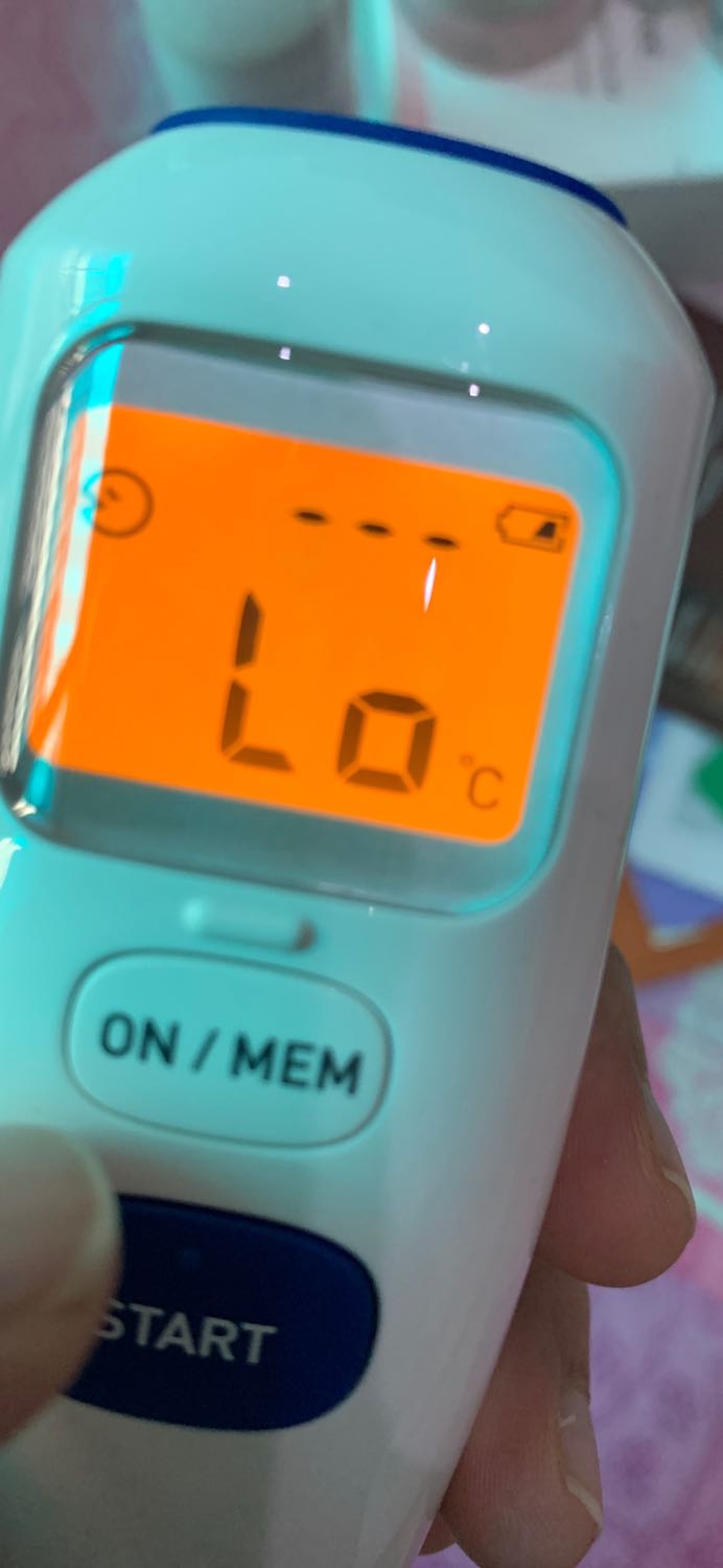 Sản phẩm gọn nhẹ, nhìn chắc chắn. Nhưng chắc do mình ko rành, ban đầu mua tưởng sài Pin 3A, pin tiểu, nhưng cái này sài pin đồng hồ, pin này hỏi khó mua ở mấy tiệm tạp hoá và không thông dụng như pin 3A. Nhưng có lẽ loại này phải sài này. Nhìn chung ban đầu chưa quen hơi khó, bấm nút đo rồi nhưng cứ hiển thị Lo, và Er1. Chắc do nó hơi chậm. Phải cho nó nghỉ vài dài 5-10 giây mới đo tiếp được. Thấy mấy nơi công cộng họ đo nhanh và liên tục. Chưa sài bao giờ nên chưa đánh giá khách quan về độ nhanh. Nhưng máy này mình mới bốc tem và kéo miếng nilon phần pin ra mới mấy ngày mà sao phần pin đôi khi hiện nhấp nhất như vậy rồi.