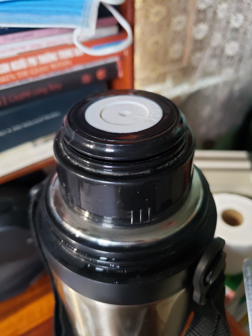 mua mới được 2 tháng thì cái nắp bình hỏng, không nhấn được nữa, giờ lấy nước rất bất tiện. nhắn shop, shop không bảo hành, tiki cũng không bảo hành. tệ