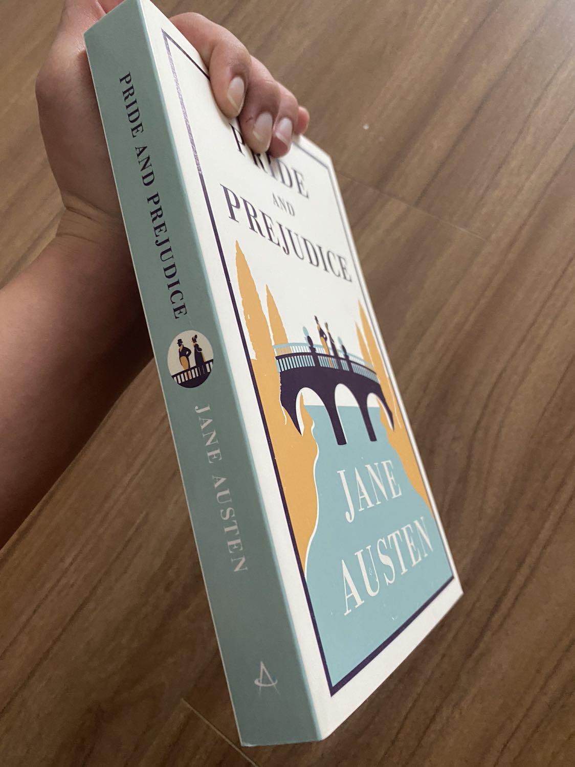 Bìa sách không đẹp lắm nhưng chất lượng giấy và kích cỡ thì vừa vặn với mình. Giấy vàng thơm và font chữ dễ đọc.
Pride and Prejudice là một trong những tác phẩm kinh điển của Jane Austen, đã chuyển thể thành phim, nhưng đọc sách dĩ nhiên là thích hơn.