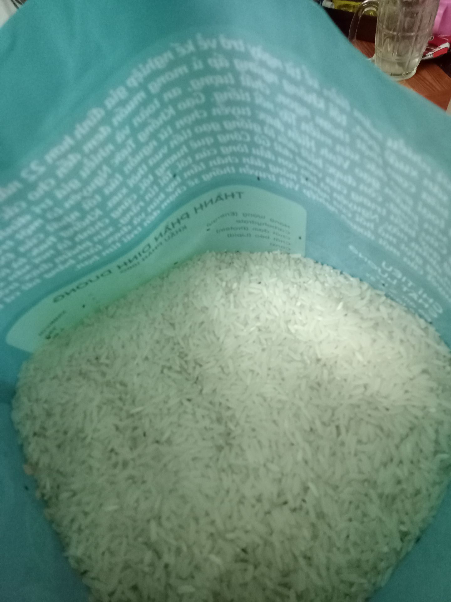 vừa khui ra là thấy mọt chạy tán loạn chứng tỏ đây là gạo cũ không được bảo quản tốt