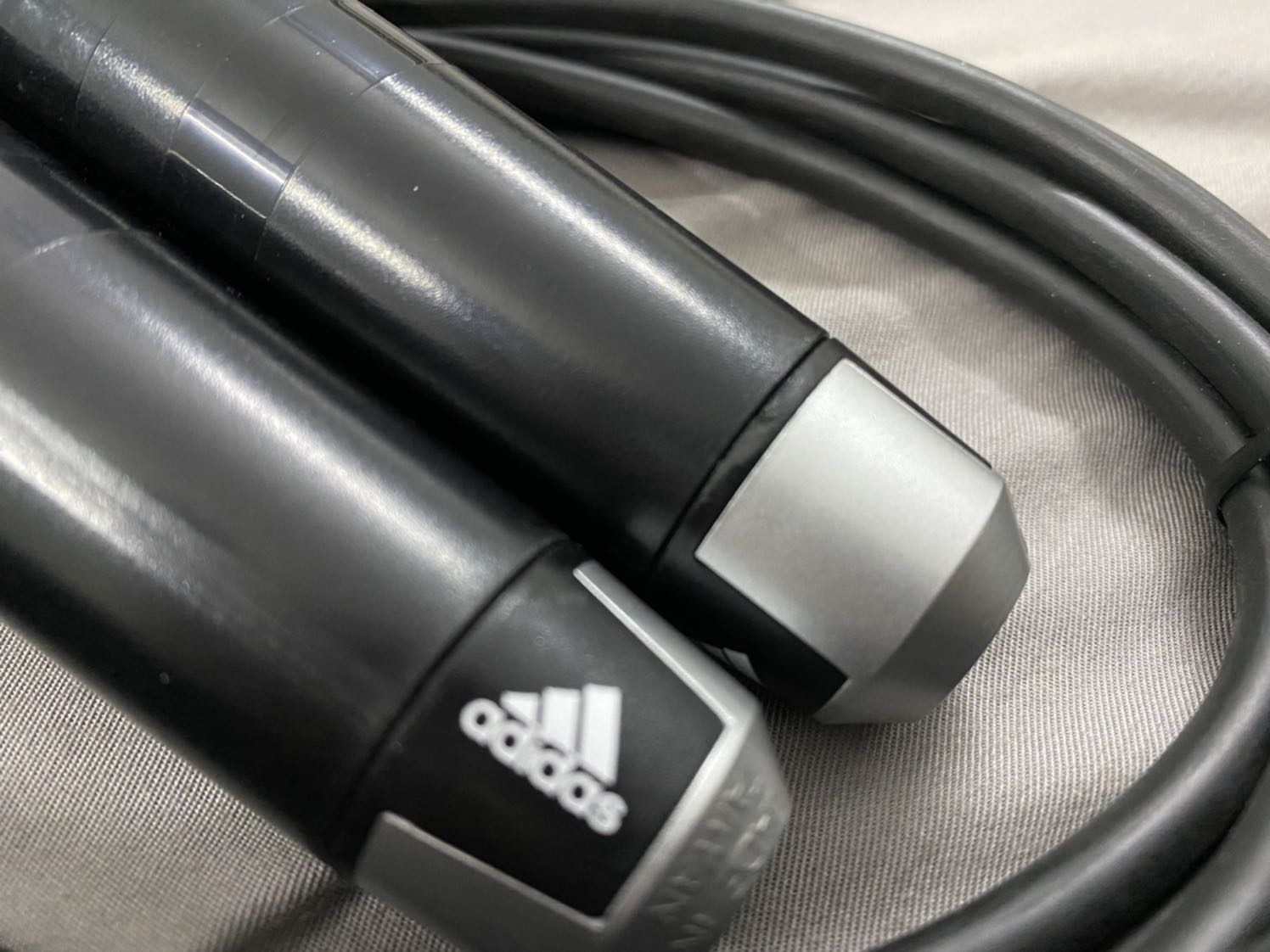 Dây cũ, trầy xước, 2 đầu sợi dây cắt nham nhở. Không biết chính hãng không nhưng không đáng mua. Chữ made in taiwan có chữ dính vào nhau, nhìn không sắc nét. Mình sẽ trả hàng nên là không review khi sử dụng được