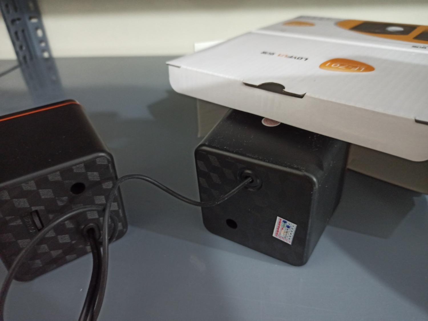 Loa nghe nhạc rất tốt, giao hàng nhanh, đóng gói chắc chắn, ảnh chụp hôm mua, *** đến hôm nay ms đánh giá, rất tốt rất chất lượng, loa thì rẻ mà chất lượng hơn mong đợi