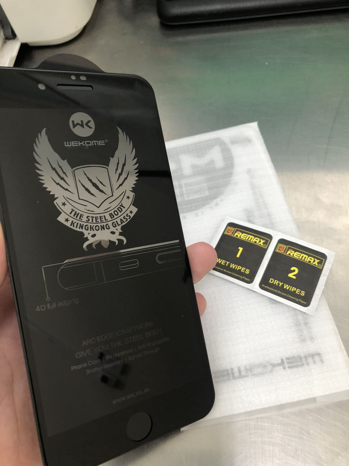 Ko giống mẫu trên hình. Hình như là mẫu chống nhìn trộm nên chất lượng hiển thị giảm.  Nghiêng >45 độ là tối dần