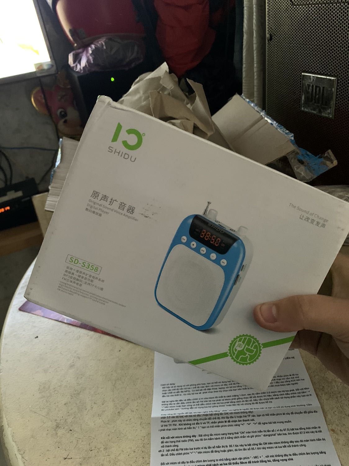 Xem trên hình thì thấy màu có vẻ hơi cũ , nên lúc ord cũng hơi lo ? nhưng lúc nhận thì thấy màu xanh xinh lắm luôn ? *** loa thì thấy âm thanh khá là to rõ và dễ xàii ❤️ Lúc đầu hơi lớ ngớ nên chả xem kỹ nên liền nhắn tin *** cho shop hỏi xem chỗ sạc ở đâuu ? ai ngờ vừa nhắn là anh rep liền và rep siêu nhanh nên là điểm 10 cho việc này ? Mn nên mua ở đây nhaaa