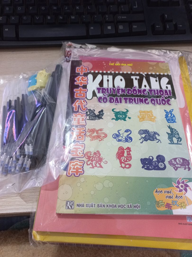 Cuốn luyện viết chũ khá dày, hàng đóng gói k có bao chống sốc nên bị nhăn góc, bộ ngòi bút nhiều, sách giải nghĩa từ vựng trình bày dễ hiểu. Nhìn chung tạm ổn, nên mua để luyện chữ viết đẹp hơn