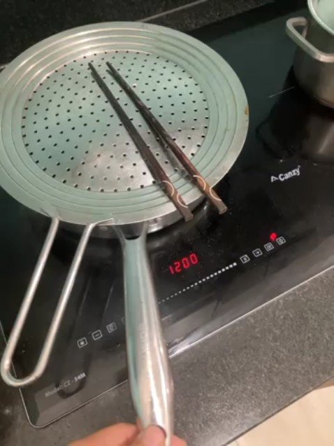 Về chiên được 2 lần thì bị phồng đáy, sử dụng trên bếp từ cực kỳ khó chịu